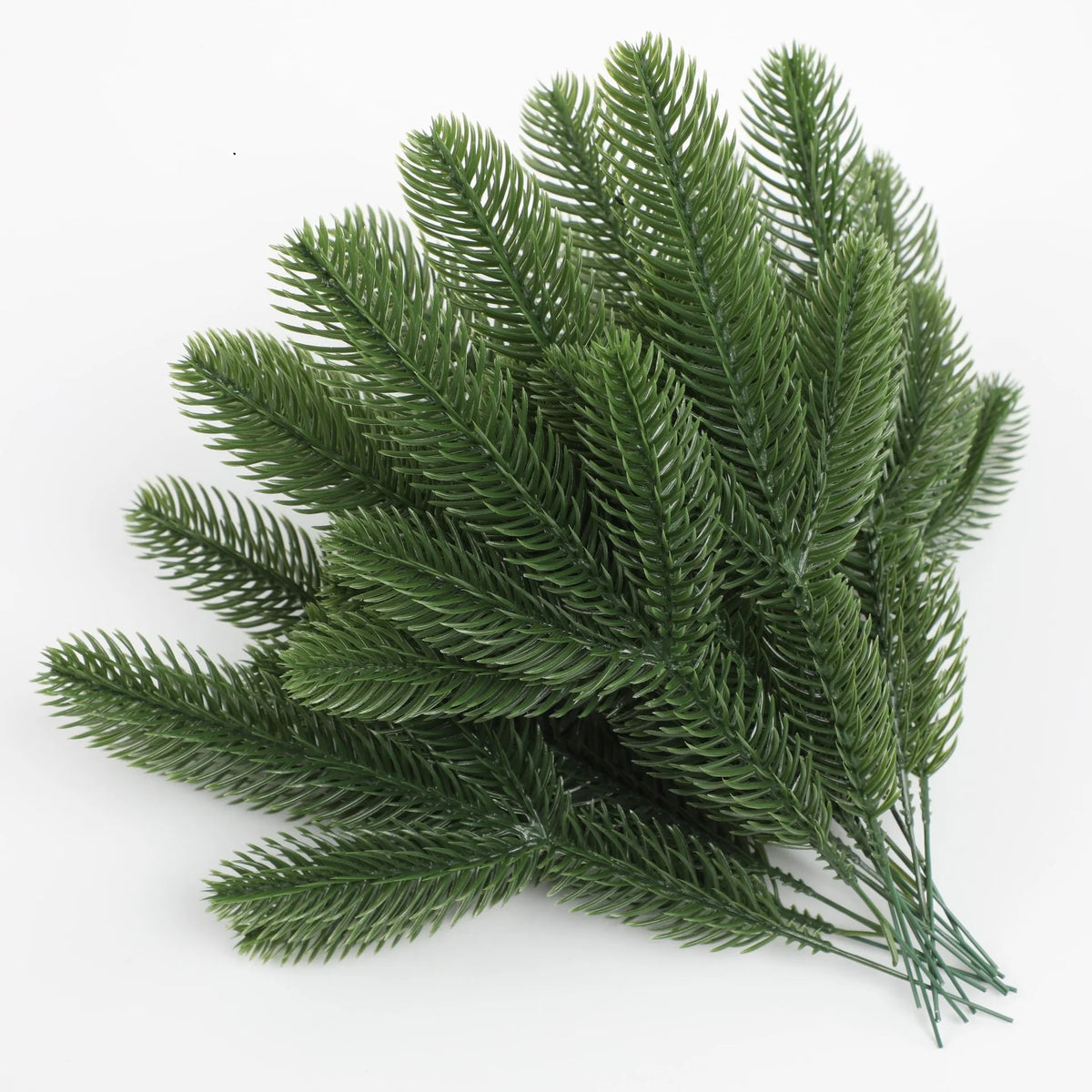 Branches de pin artificielles et baies rouges – photo 8